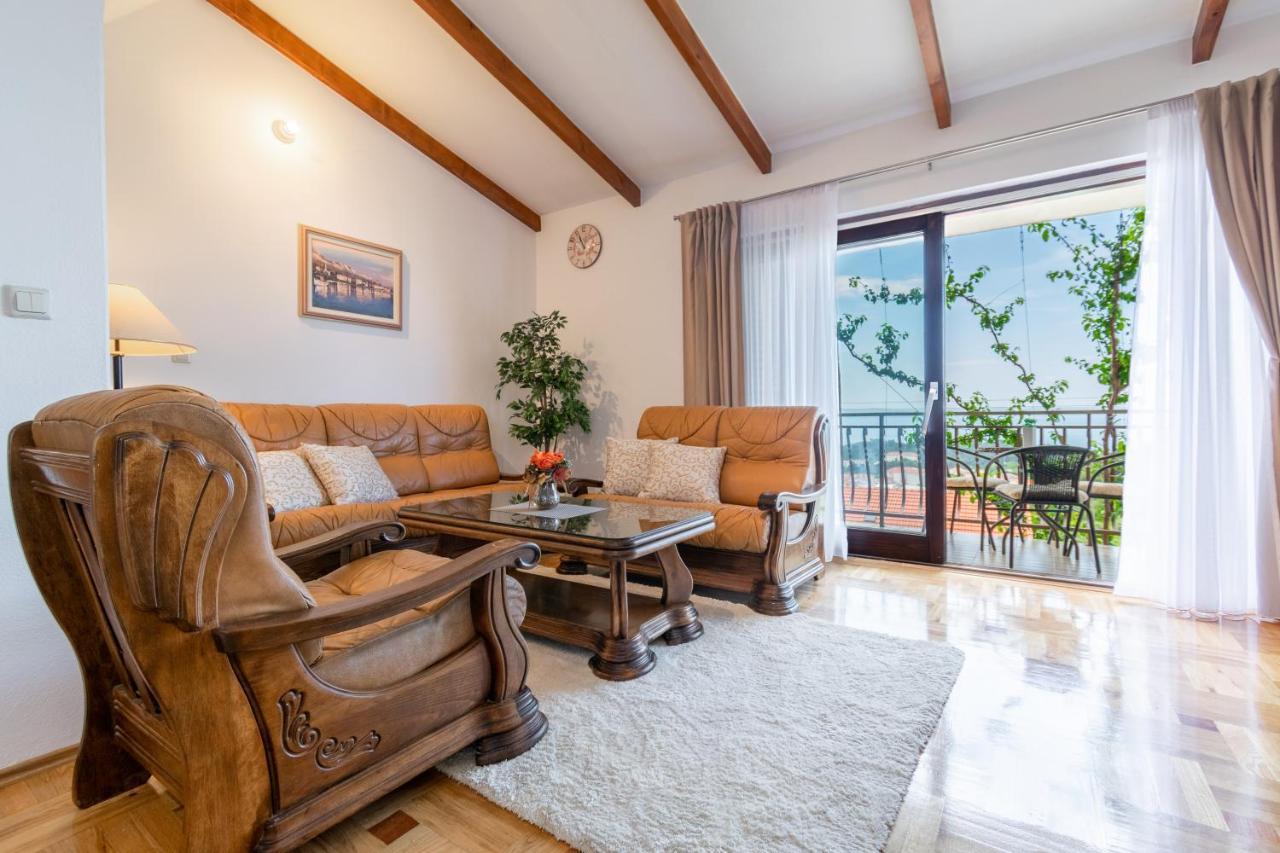 Apartment Iva With Sea View Makarska Exterior foto