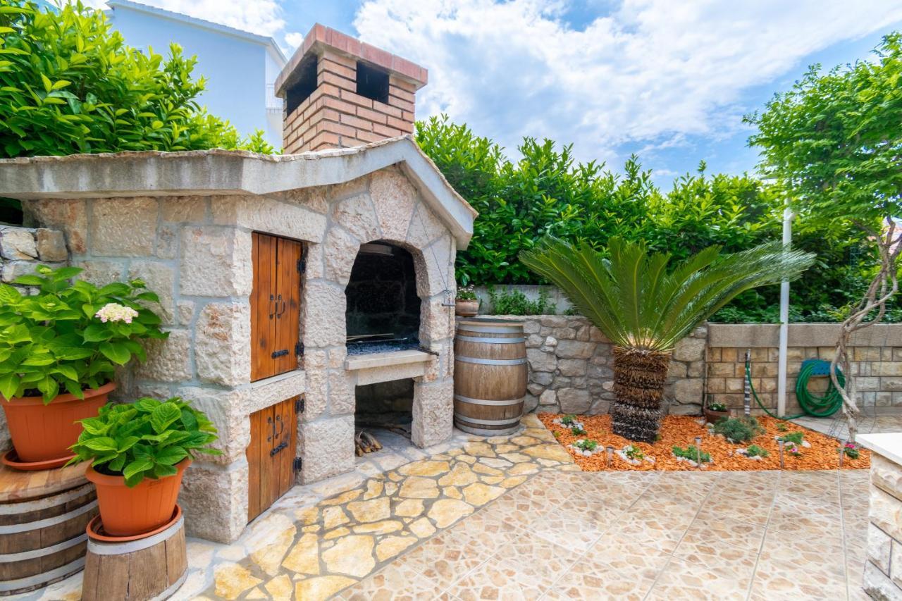 Apartment Iva With Sea View Makarska Exterior foto