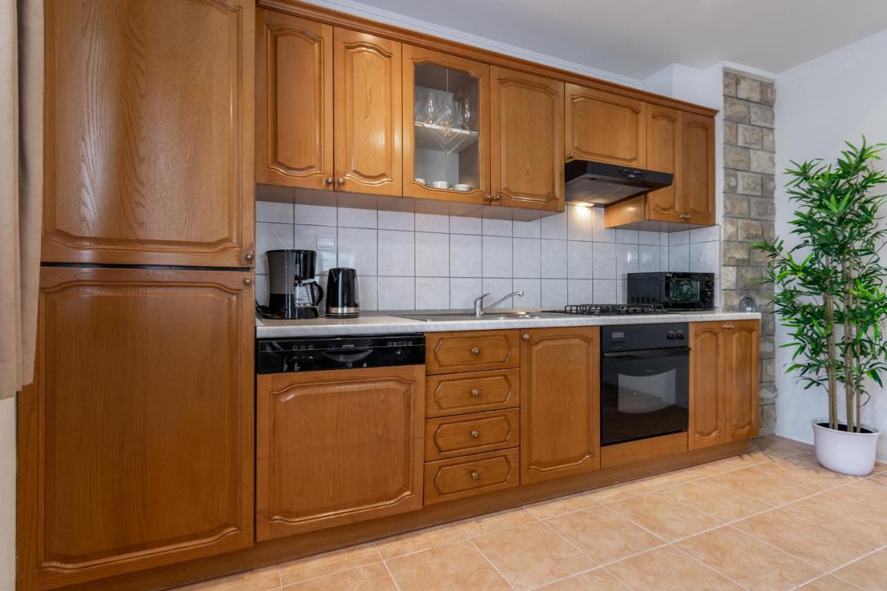 Apartment Iva With Sea View Makarska Exterior foto