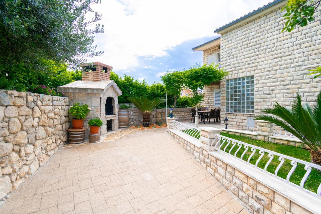 Apartment Iva With Sea View Makarska Exterior foto