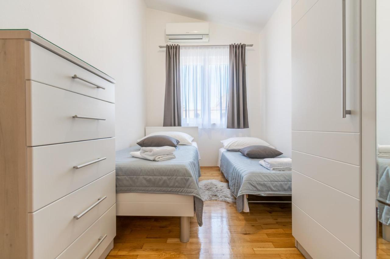 Apartment Iva With Sea View Makarska Exterior foto