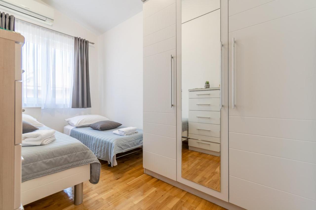 Apartment Iva With Sea View Makarska Exterior foto
